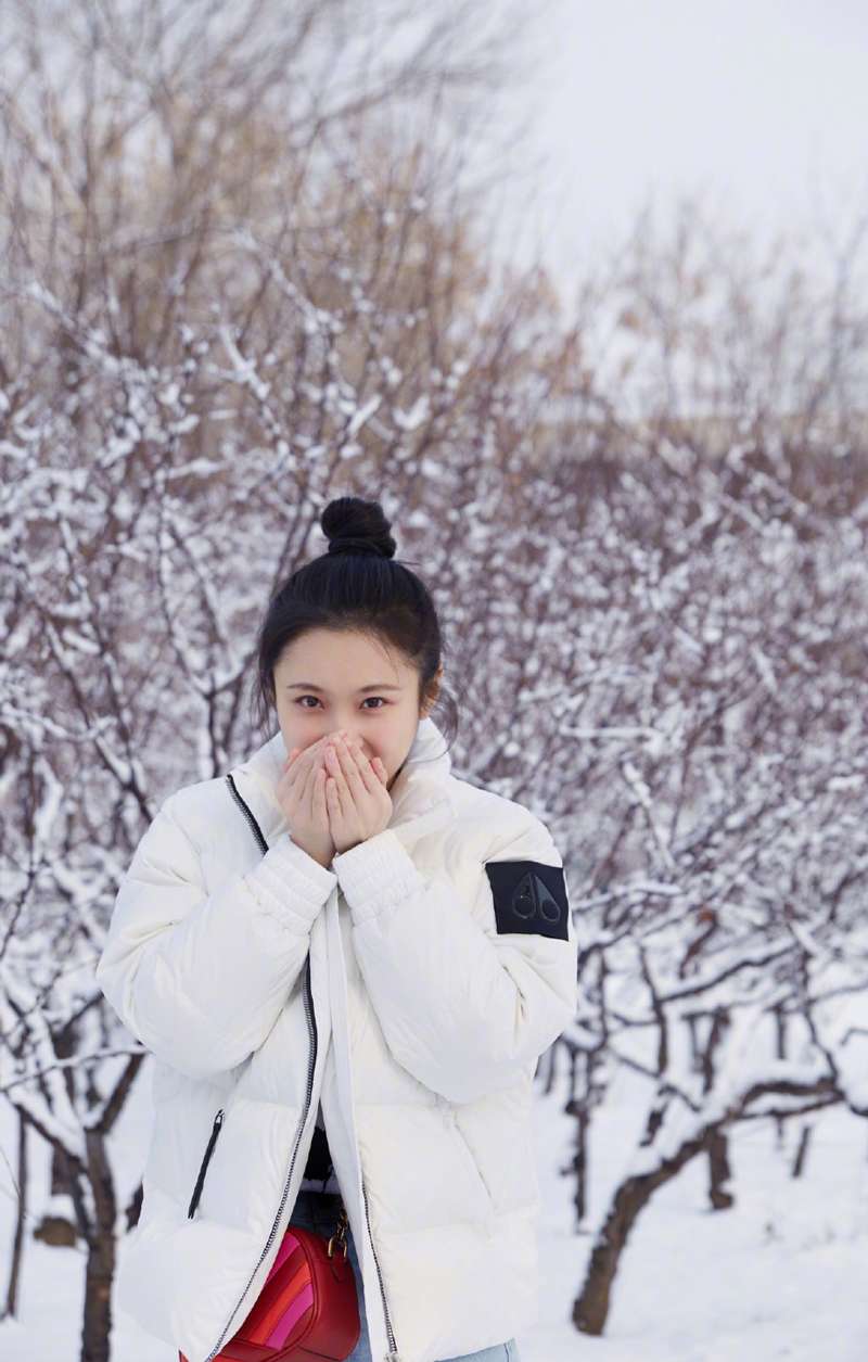 张慧雯甜美可爱雪地写真图片