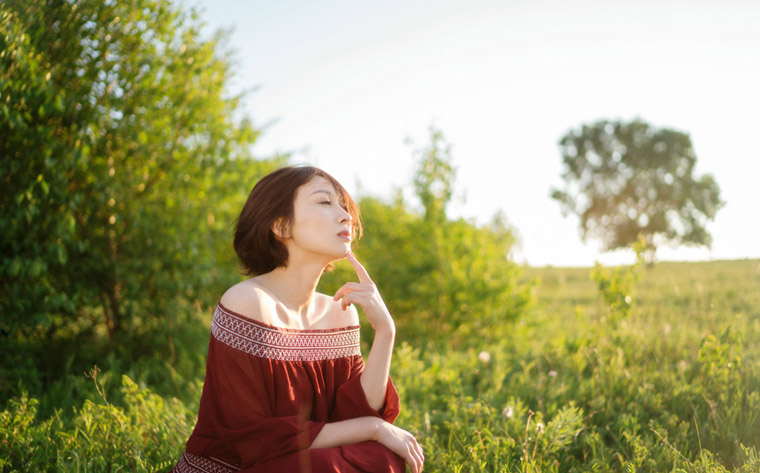 练练红裙甜美春日户外写真照