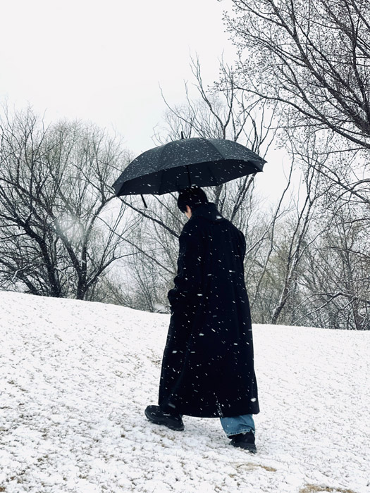 范世錡冬日飘雪黑色大衣忧郁帅气写真照