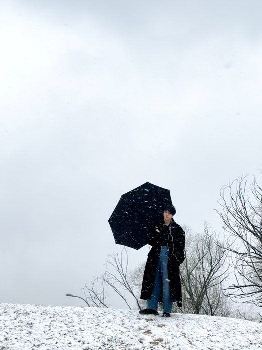 范世錡冬日飘雪黑色大衣忧郁帅气写真照