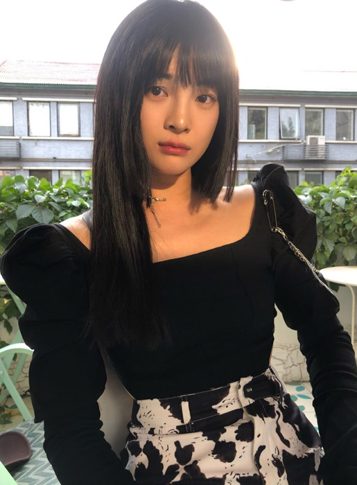 杨杏黑色泡泡袖上衣酷美时尚写真照