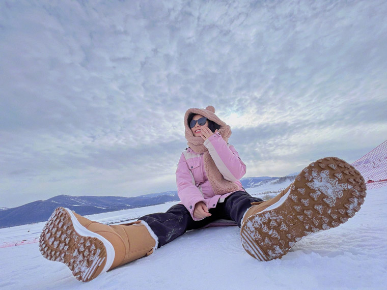 谭松韵粉色棉袄可爱雪地写真照