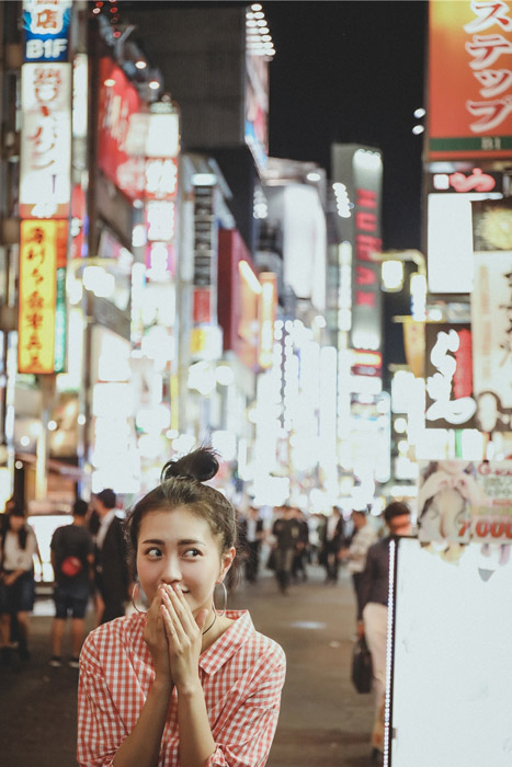 包文婧丸子头日系街边写真照