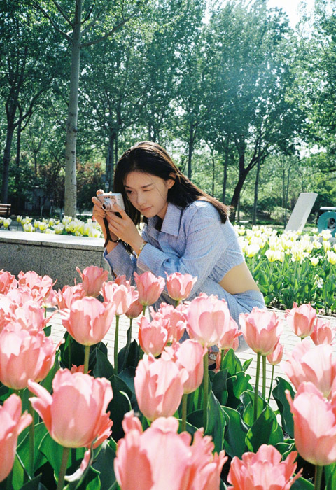 林允胶片质感春日花间写真照