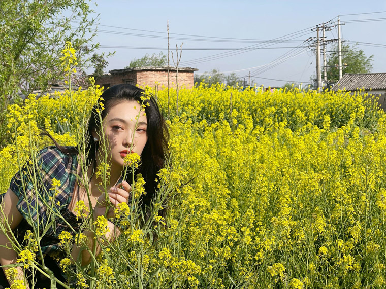 王可如油菜花田夏日清新写真照