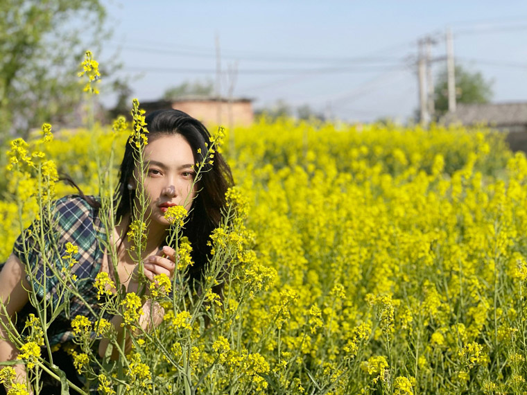 王可如油菜花田夏日清新写真照