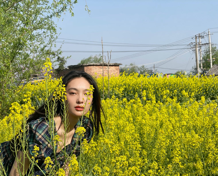 王可如油菜花田夏日清新写真照