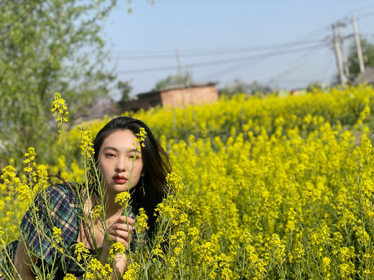 王可如油菜花田夏日清新写真照