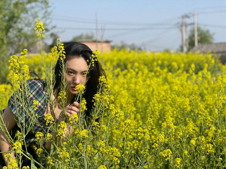 王可如油菜花田夏日清新写真照