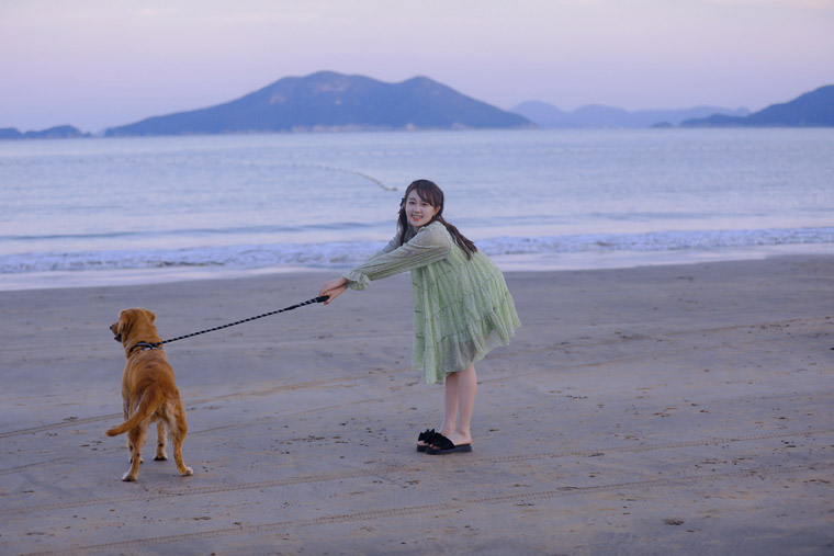 李子璇青色连衣裙清新甜美写真照